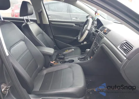 2017 Volkswagen Passat 1.8T R-Line из США, поврежденный, VIN 1VWDT7A33HC058444